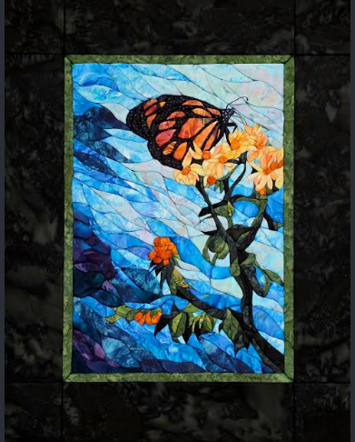 Borboleta laranja sobre flores amarelas em um fundo de tecido azul